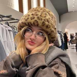 Meet your Posher, Violet